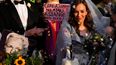 Stella Moris corta un pastel de bodas tras contraer matrimonio con el fundador de WikiLeaks Julian Assange en una pequeña ceremonia dentro de la prisión de alta seguridad de Belmarsh, en el sureste de Londres.
