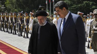 El dictador Nicolás Maduro (derecha), es recibido por el presidente iraní, Ebrahim Raisi, en el Palacio Saadabad de Teherán, Irán, el 11 de junio de 2022.
