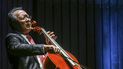 En esta foto de archivo tomada el 10 de mayo de 2019, el violonchelista chino-estadounidense de origen francés Yo-Yo Ma toca durante un concierto en el Teatro Metropolitano de Medellín, departamento de Antioquia, Colombia. Yo-Yo Ma recibió el premio Birgit Nilsson el 17 de mayo de 2022.