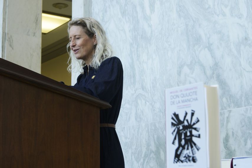 La congresita Jen Kiggans lee fragmentos de Don Quijote (EFE)