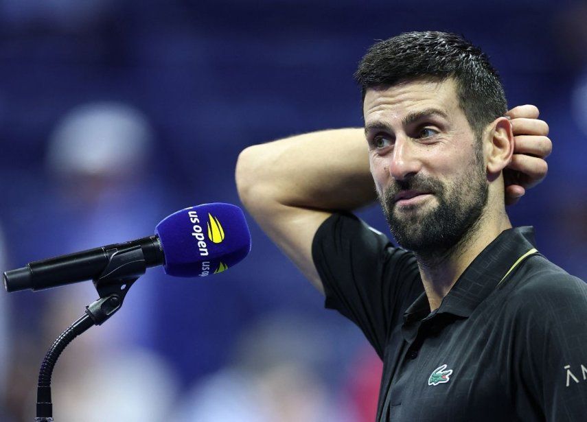 El serbio Novak Djokovic habla durante una entrevista después de ganar el partido de cuartos de final individual masculino de tenis contra el estadounidense Taylor Fritz en el décimo día del torneo de tenis US Open en el Centro Nacional de Tenis Billie Jean King de la USTA en la ciudad de Nueva York, el 2 de septiembre de 2025.