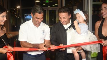 El alcalde de Miami, Francis Suárez, corta la cinta para inaugurar el centro de bienestar y salud City Zero. 