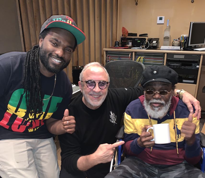 El empresario y productor musical cubanoamericano Emilio Estefan junto a dos miembros de la banda The Wailers.&nbsp;