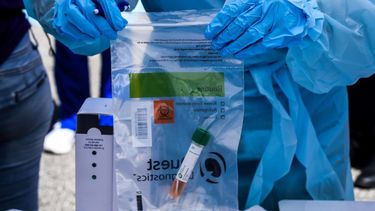 En esta foto de archivo se observa a personal de salud que almacena una muestra m&eacute;dica realizada a un paciente en un laboratorio de pruebas de coronavirus drive-thru, en West Palm Beach, a 75 millas al norte de Miami, el 16 de marzo de 2020.