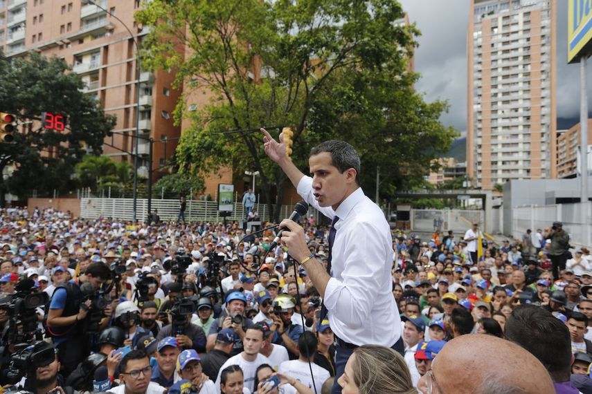 El presidente interino Juan Guaidó le habla a sus simpatizantes durante una protesta en Caracas, Venezuela, el viernes 5 de julio de 2019. 