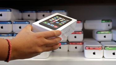 La salida del nuevo iPhone 5S y 5C provocó largas filas en las tiendas en las tiendas de Apple de todo el mundo. (AP)