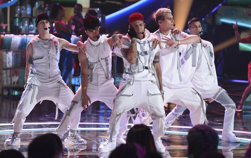En esta foto del 17 de octubre de 2019, los integrantes de CNCO Christopher Vélez, Joel Pimentel, Richard Camacho, Zabdiel de Jesús, Erick y Brian Colón actúan en la ceremonia de los Latin American Music Awards en Los Angeles.&nbsp;