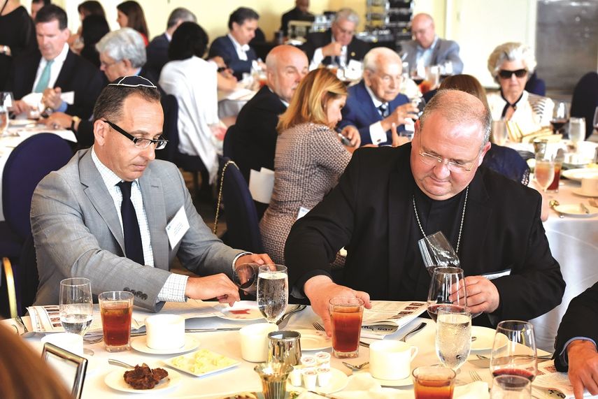 El asistente de dirección del Comité Judío Americano en Miami, Juan M. Dircie, junto al Monseñor Peter Baldacchino durante la ceremonia. (ÁLVARO MATA)