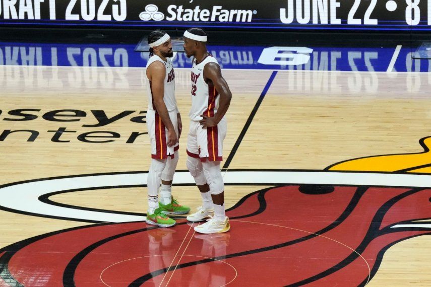 Gabe Vincent (izquierda) y Jimmy Butler, del Heat de Miami, hablan en la cancha durante la segunda mitad del tercer juego de las Finales de la NBA.