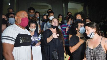 En la imagen de archivo la opositora Tania Brugera habla a las puertas del ministerio de cultura en La Habana, en medio de una protesta realizada por diferentes artistas independientes.