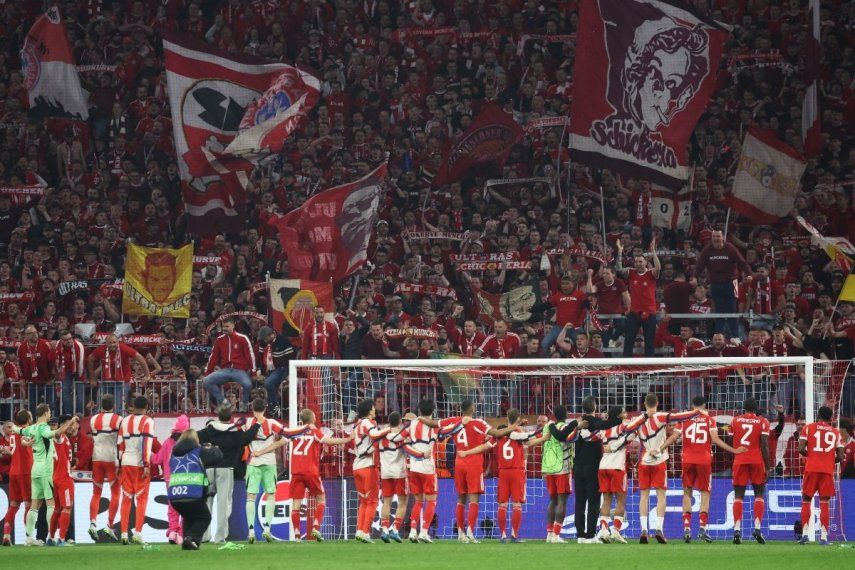 Jugadores del Bayern Múnich celebran con su afición luego de clasificar a las semifinales de la Champions League, el 15 de abril de 2026.