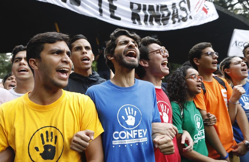 Estudiantes universitarios cantan durante una protesta que llama a los militares a abandonar al presidente Nicol&aacute;s Maduro y unirse a su lucha para terminar con la crisis hist&oacute;rica en Caracas, Venezuela, el jueves 21 de noviembre de 2019.&nbsp;