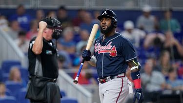 El dominicano Marcell Ozuna, de los Bravos de Atlanta, se retira del plato tras ser ponchado en partido ante loa Marlins de Miami, el domingo 14 de agosto de 2022, en Miami.&nbsp; &nbsp; &nbsp;