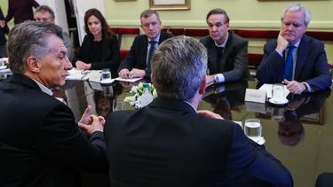 Fotografía cedida por la presidencia de&nbsp;Argentina&nbsp;que muestra al senador peronista Miguel Pichetto (2d), y al presidente de&nbsp;Argentina, Mauricio Macri (i), mientras participan en una reunión del gabinete de ministros que encabeza al jefe de Estado.