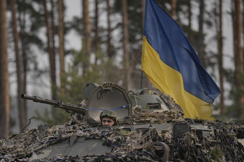 Soldado ucraniano se moviliza en un vehículo blindado donde había una posición rusa que fue derrotada, el jueves 31 de marzo de 2022, en las afueras de Kiev, Ucrania.