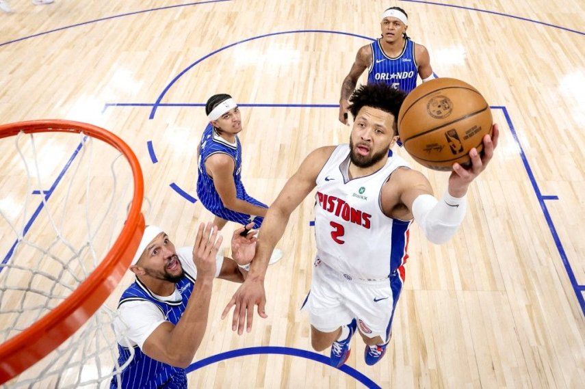 Cade Cunningham #2 de los Detroit Pistons lanza a canasta contra Jalen Suggs #4 del Orlando Magic durante el primer cuarto del séptimo partido de la primera ronda de los playoffs de la Conferencia Este de la NBA en el Little Caesars Arena el 3 de mayo de 2026 en Detroit, Michigan.&nbsp;
