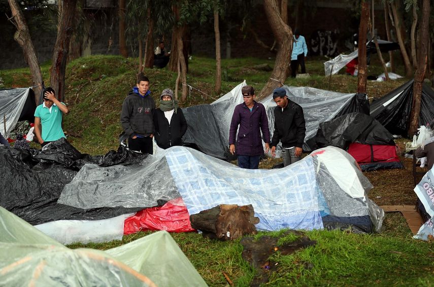 Los venezolanos construyen carpas en un parque en Bogotá. A pesar del frío y la incomodidad aseguran que allí están mejor que en Venezuela.&nbsp;