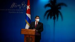 El ministro de Relaciones Exteriores de Cuba, Bruno Rodríguez Parrilla, con una máscara en medio de la pandemia de COVID-19, presenta el informe de Cuba sobre el impacto de la política de embargo de Estados Unidos en la isla durante el año pasado, en el Ministerio de Relaciones Exteriores en La Habana, Cuba, el jueves 22 de octubre de 2020.