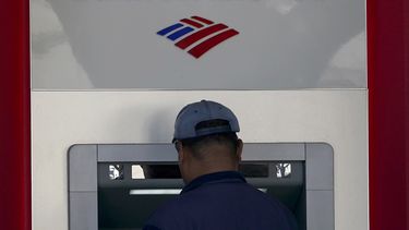 Un cliente usa el cajero automático de una de las sucursales de Bank of América.