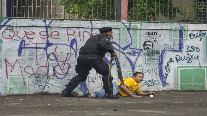Un manifestante es detenido por un policía durante las protestas en Managua, capital de Nicaragua