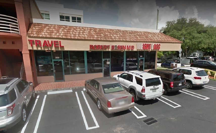 La fachada de la clínica del médico Robert Besen en Aventura, al norte de Miami.