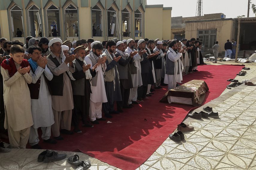 Familiares y residentes rezan durante el entierro de las víctimas de un ataque suicida en la mezquita de Gozar-e-Sayed Abad, en Kunduz, en el norte de Afganistán, el 9 de octubre de 2021.&nbsp;