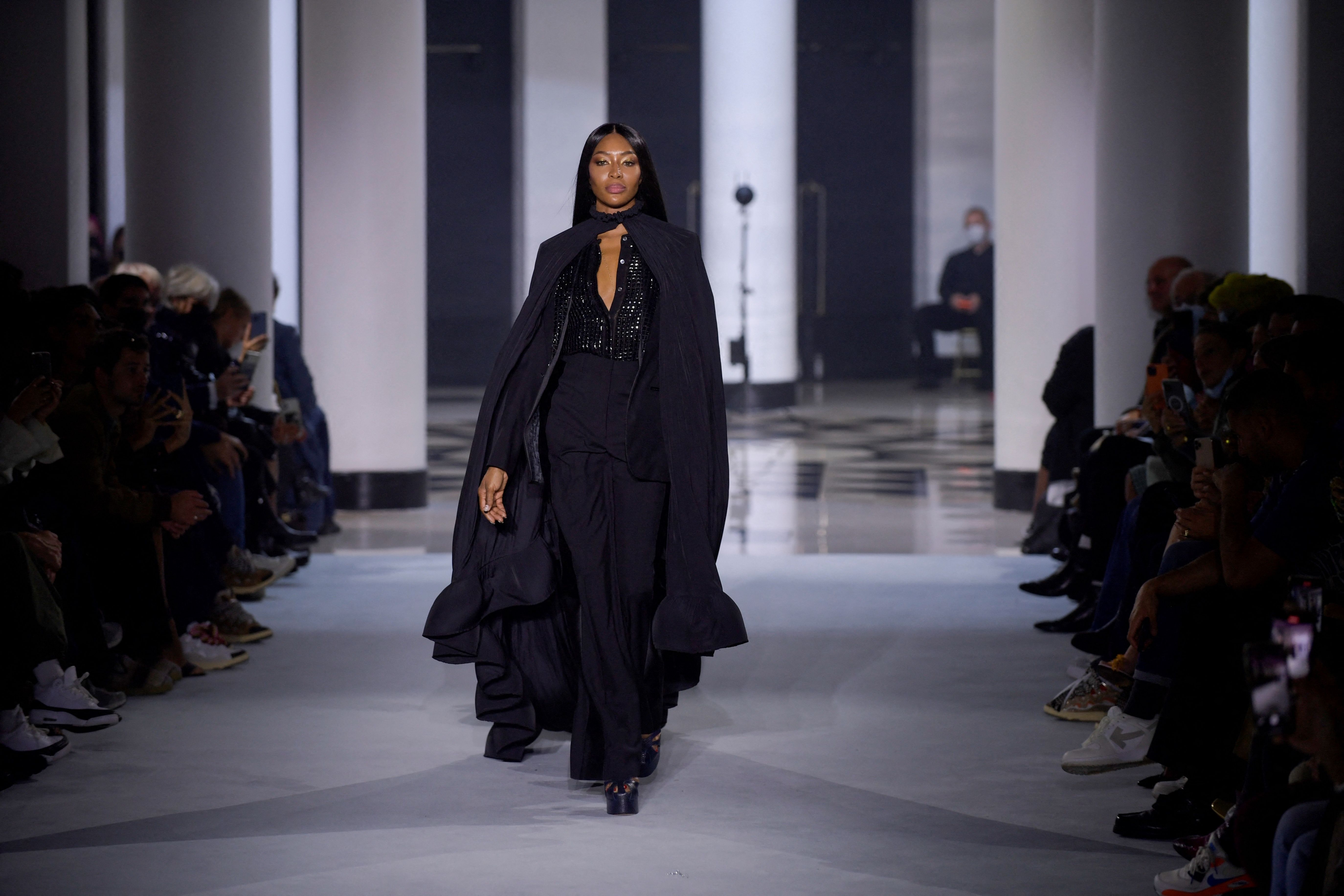 La modelo británica Naomi Campbell presenta una creación para Lanvin durante el desfile de moda de la colección de prêt-à-porter Primavera-Verano 2022 para mujeres en The Salle Pleyel, en París, como parte de la Semana de la Moda de París, el 3 de octubre de 2021. La modelo británica Naomi Campbell presenta una creación para Lanvin durante el desfile de moda de la colección de prêt-à-porter Primavera-Verano 2022 para mujeres en The Salle Pleyel, en París, como parte de la Semana de la Moda de París, el 3 de octubre de 2021.