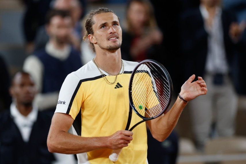 El alemán Alexander Zverev celebra tras ganar su partido de cuartos de final del Abierto de Francia contra el australiano Álex De Miñaur en el estadio Roland Garros en París, el miércoles 5 de junio de 2024.