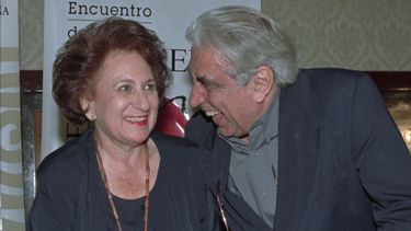 La fotógrafa y cineasta venezolana Margot Benacerraf y el escritor brasileño Geraldo Case en un encuentro de escritores y directores latinoamericanos en Caracas, Venezuela, el 10 de marzo de 1998.&nbsp; 
