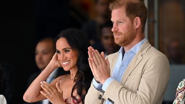 El príncipe Harry, duque de Sussex, y su esposa Meghan Markle reaccionan mientras asisten a un espectáculo durante una visita al Centro Nacional de las Artes en Bogotá el 15 de agosto de 2024.