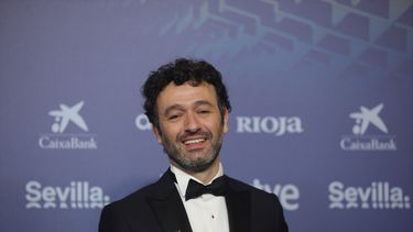El director de cine Rodrigo Sorogoyen posa en la alfombra roja previa a la gala de la 37 edición de los Premios Goya, en el Palacio de Congresos y Exposiciones Fibes, el 11 de febrero de 2023, en Sevilla, Andalucía (España). Este año presidirá el jurado de la Semana de la Crítica durante el 78º Festival de Cannes.