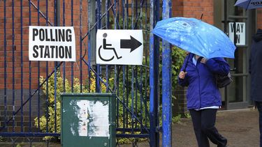 Una persona sale de votar en un colegio electoral en Belfast (Reino&nbsp;Unido).