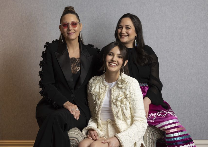 La directora Erica Tremblay y las actrices Lily Gladstone e Isabel Deroy-Olson posan para promover la película Fancy Dance el 16 de junio de 2024, en Nueva York.