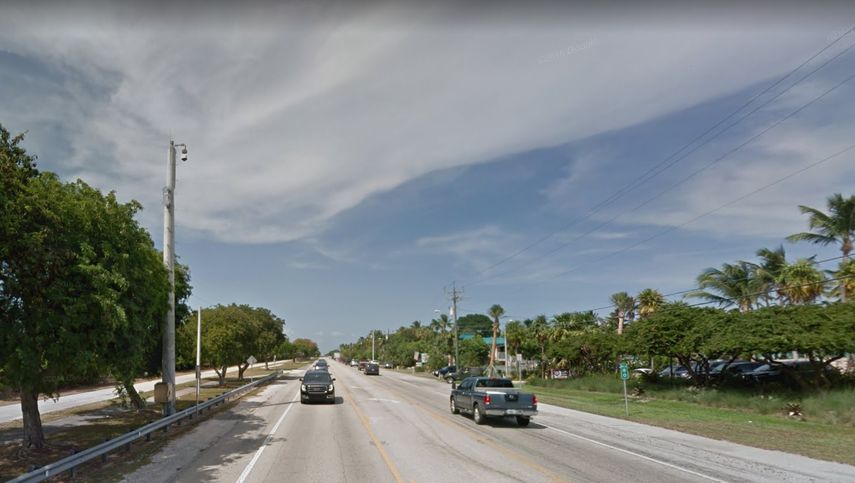 Vista de un tramo de la carretera US1, a la altura de la milla 80, en Islamorada, donde se produjo el accidente en el que perdieron la vida cuatro turistas españolas.