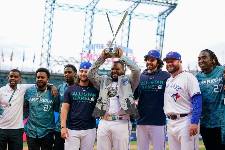 Vladimir Guerrero Jr., de los Azulejos de Toronto, alza el trofeo que lo acredita como campeón del Derby de Jonrones, mientras es rodeado por sus compañeros, en Seattle, el lunes 10 de julio de 2023.&nbsp;