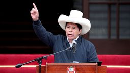 El presidente peruano Pedro Castillo asiste a una ceremonia para promover una ley que extiende la graduación automática de la universidad debido a la pandemia de COVID-19 en Lima, Perú, el lunes 22 de noviembre de 2021.