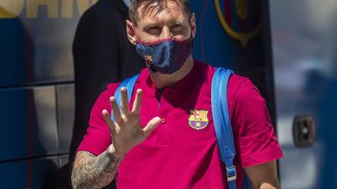 En esta foto del 13 de agosto de 2020, el delantero argentino Lionel Messi del Barcelona llega al hotel del club en Lisboa.