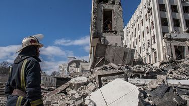 Rescatistas trabajan entre los escombros de un edificio oficial dañado por las bombas, en Járkiv, Ucrania, el 18 de marzo de 2022.&nbsp;