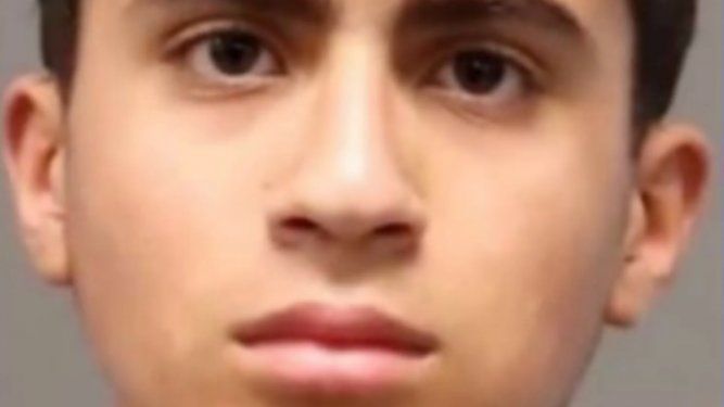 Derek Rosa es sospechoso de matar a su madre.