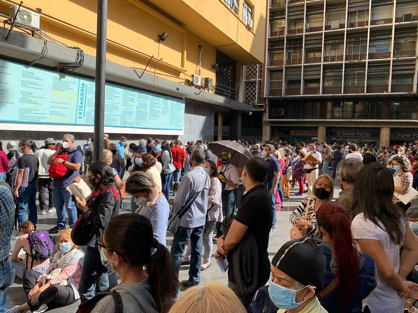 Un venezolano solo tiene una oportunidad cada quince días de hacer trámites ante instituciones públicas.