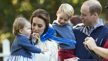 Los duques de Cambridge, con sus hijos Jorge y Carlota,