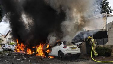 Los bomberos israelíes extinguen el fuego en un lugar alcanzado por un cohete disparado desde la Franja de Gaza, en Ashkelon, sur de Israel, el lunes 9 de octubre de 2023.&nbsp;