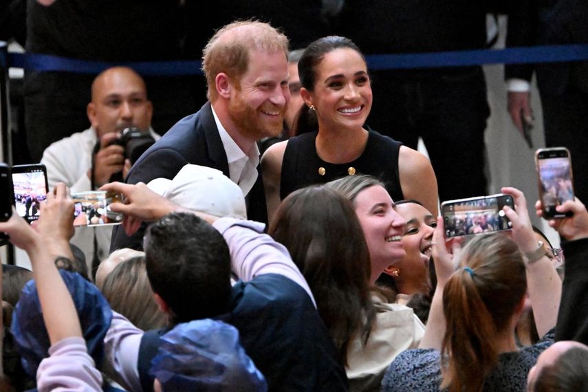 El príncipe Harry del Reino Unido, duque de Sussex, y su esposa Meghan, la duquesa de Sussex, saludan a personas en el Royal Childrens Hospital de Melbourne el 14 de abril de 2026. &nbsp;
