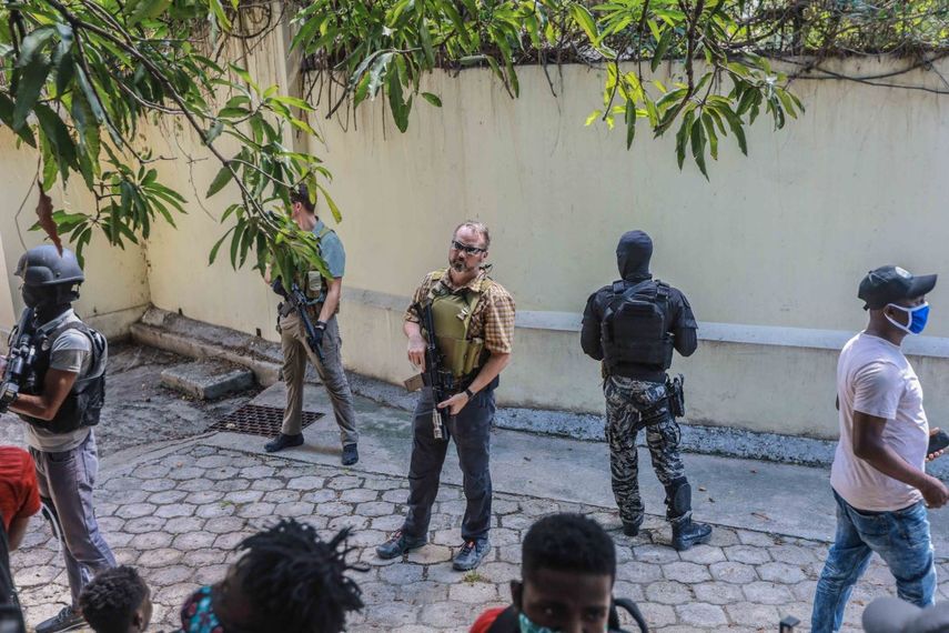 El personal de seguridad bloquea la entrada la oficina del Tribunal mientras Martine Moise era entrevistada como testigo por el juez que investiga el asesinato del expresidente haitiano Jovenel Moise en Puerto Príncipe el 6 de octubre de 2021. &nbsp;