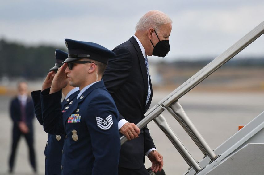 El presidente Joe Biden aborda el Air Force One.
