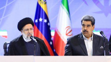 El presidente de Irán, Ebrahim Raisi (izq.), y Nicolás Maduro (der.) participando en un encuentro con jóvenes venezolanos en el Teatro Teresa Carreño de Caracas el 13 de junio de 2023.