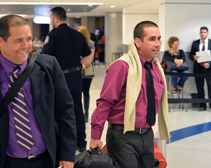 Los doctores Arturo Domínguez y Yanier Rodríguez, a su llegada al Aeropuerto Internacional de Miami (Alvaro Mata)