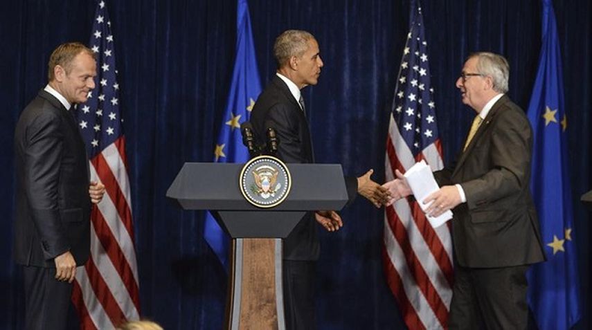 Barack Obama (c), el presidente del Consejo Europeo, Donald Tusk (i), y el presidente de la Comisión Europea, Jean-Claude Juncker (d), llegan a rueda de prensa conjunta (EFE)