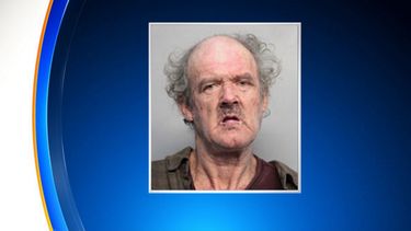 Timothy Merriam, de 60 años, ha sido identificado como el presunto autor del daño sobre varios autos en Miami Beach en los que apareció dibujada una esvástica.