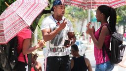 Jóvenes se conectan a internet en un parque en La Habana.&nbsp;